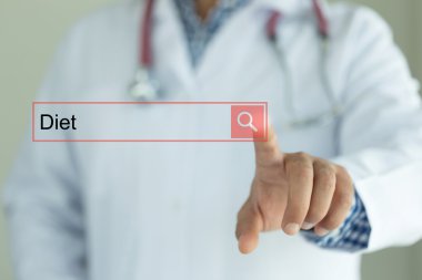 Arayüzü dokunmatik ekranda çalışan doktor 