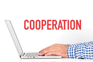 Dizüstü bilgisayarda çalışan genç adam.