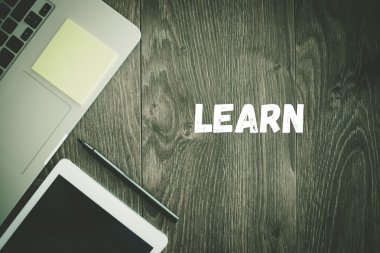 Metin üstünde okul sırası öğrenin