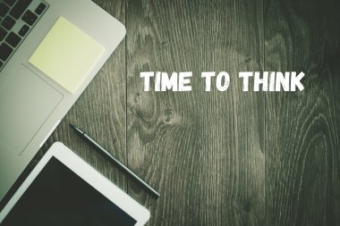  Aklımdan çıkmıyor için metin üstünde okul sırası 