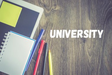 Tablet, defter, kalem masa üzerinde.