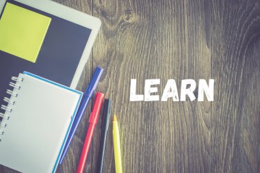 Tablet, defter, kalem masa üzerinde.