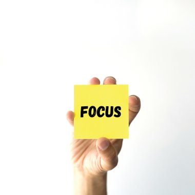 El tutma sarı yapışkan not