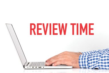 Dizüstü bilgisayarda çalışan genç adam.