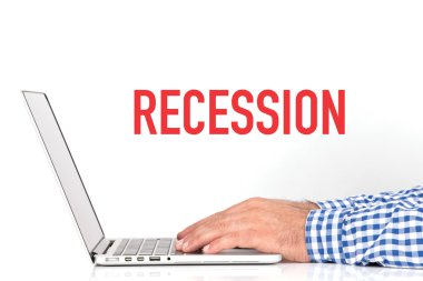 Dizüstü bilgisayarda çalışan genç adam.