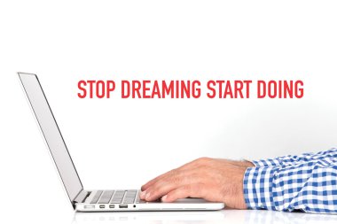 Dizüstü bilgisayarda çalışan genç adam.