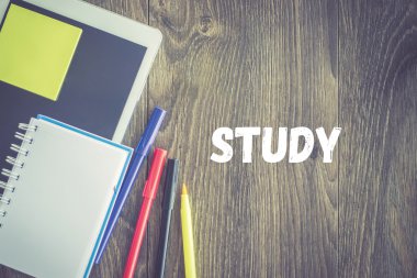 Tablet, defter, kalem masa üzerinde.