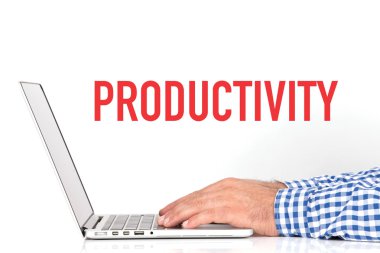 Dizüstü bilgisayarda çalışan genç adam.