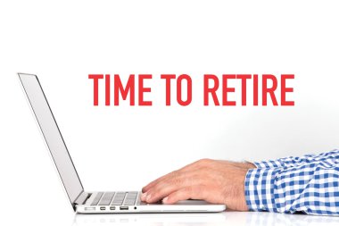 Dizüstü bilgisayarda çalışan genç adam.