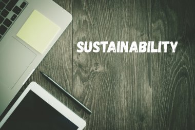 Sürdürülebilirlik metin üstünde okul sırası 