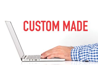 Dizüstü bilgisayarda çalışan genç adam.