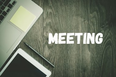 Toplantı metin üstünde okul sırası 