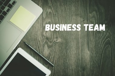  İş takım metin üstünde okul sırası