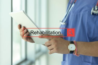 Doktor tablet kullanıyor.  