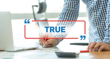 Ofiste çalışan iş adamı. 