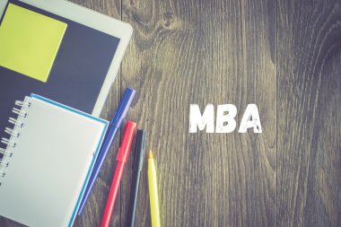 Tablet, defter, kalem masa üzerinde.