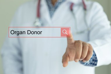 Arayüzü dokunmatik ekranda çalışan doktor