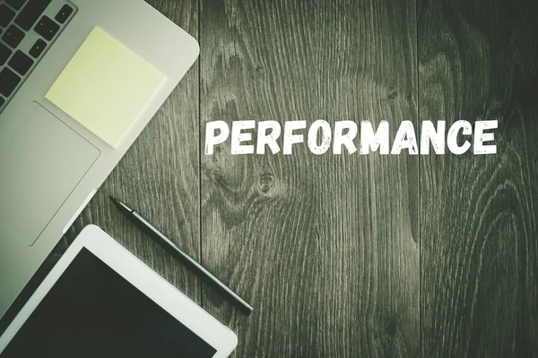 Performance-Text auf dem Schreibtisch — Stockfoto