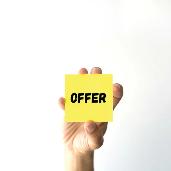 Hand holding yellow sticky note — Stock Photo, Image