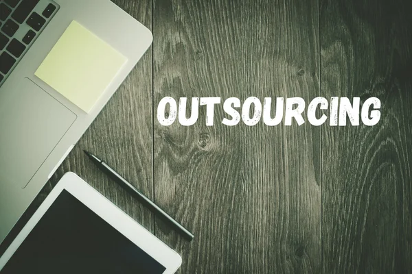 Outsourcing tekst op Bureau — Stockfoto