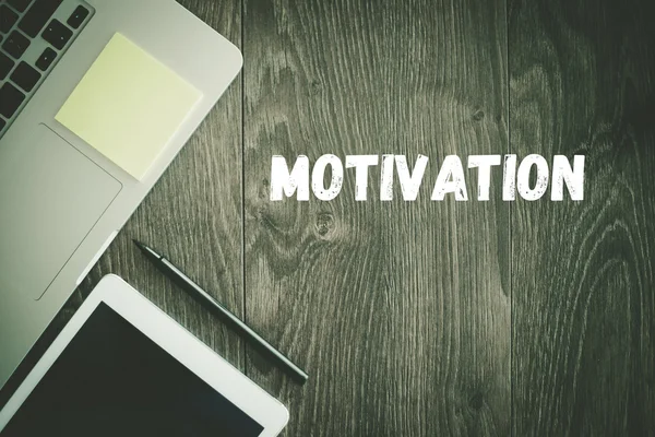  Motivasyon metin üstünde okul sırası