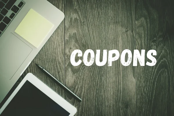 Coupons tekst op Bureau — Stockfoto