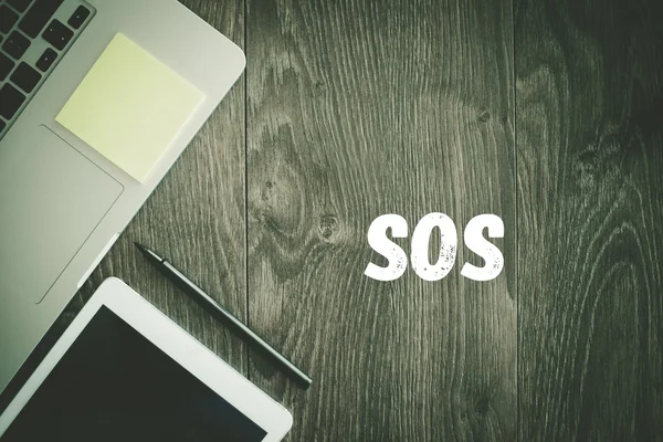 SOS texten på skrivbord — Stockfoto