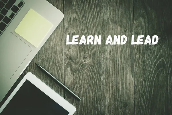 LEARN E LEAD texto na mesa — Fotografia de Stock