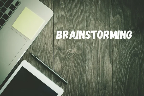 Brainstorming-Text auf dem Schreibtisch — Stockfoto