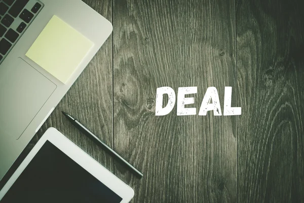 Deal-Text auf dem Schreibtisch — Stockfoto