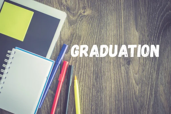 Tablet, defter, kalem masa üzerinde.