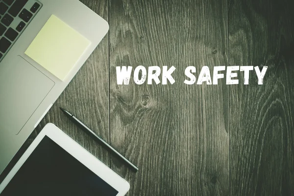 Tekst bezpieczeństwa pracy na biurku — Zdjęcie stockowe