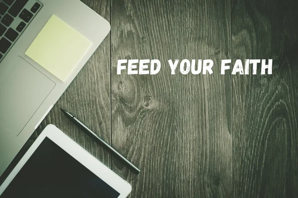 FEED YOUR FAITH texto en el escritorio — Foto de Stock