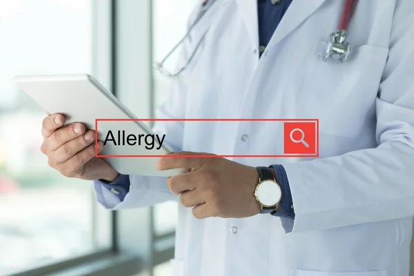 Médico usando tablet texto de pesquisa — Fotografia de Stock