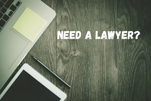 Precisam de um advogado? texto na mesa — Fotografia de Stock