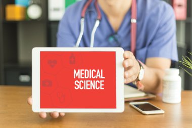 Tablet Pc gösterilen doktor 