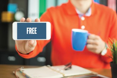 genç adam gösteren smartphone