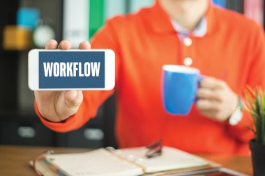 genç adam gösteren smartphone