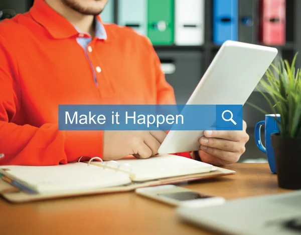 Jonge man aan het werk met tablet pc — Stockfoto