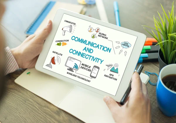 COMUNICAÇÃO E CONECTIVIDADE num ecrã — Fotografia de Stock