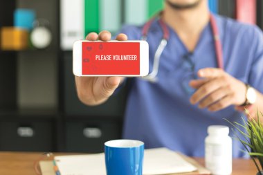  profesyonel doktor bir smartphone gösterilen 