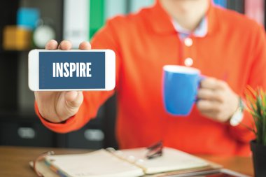 genç adam gösteren smartphone