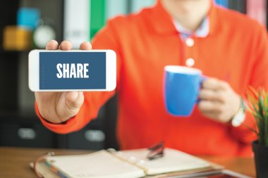 genç adam gösteren smartphone