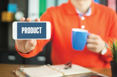 genç adam gösteren smartphone