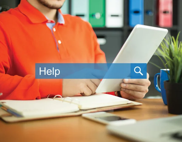 Jonge man aan het werk met tablet pc — Stockfoto