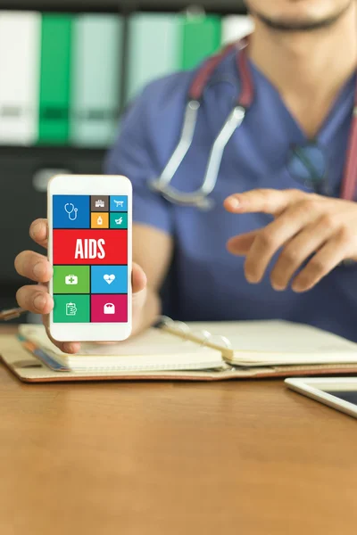 Doctor showing a smartphone — Stock Photo, Image