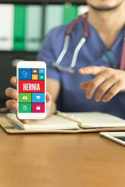 Medico che mostra uno smartphone — Foto Stock