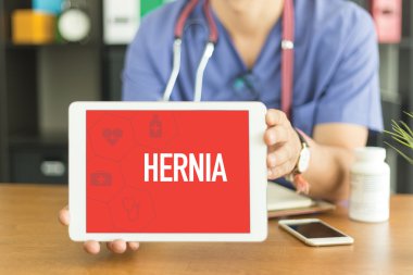tablet pc gösterilen tıp doktoru