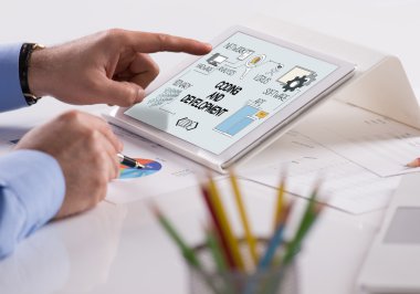 Kodlama ve geliştirme kavramı ekranda 