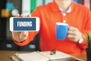 genç adam gösteren smartphone